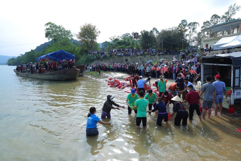 Lễ thả cá phóng sinh, tái tạo nguồn lợi thủy sản tại sông Lam