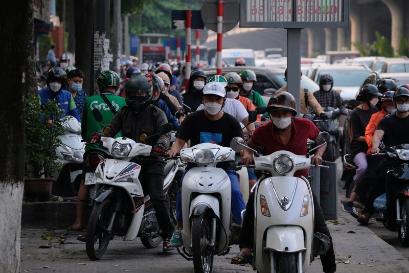 Người dân về quê nghỉ lễ, nhiều tuyến đường Hà Nội ùn ứ trước giờ cao điểm