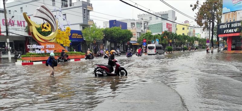 Mưa trái mùa, nhiều tuyến đường thành phố Bạc Liêu ngập sâu