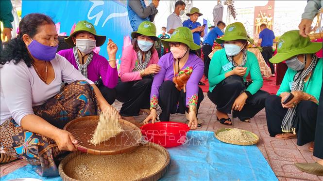 Đồng bào Khmer ở Cần Thơ vui Tết quân dân