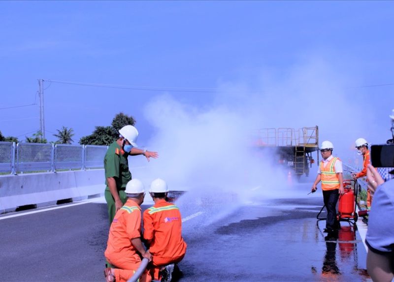 Diễn tập ứng phó tình huống cháy nổ trên cao tốc Trung Lương - Mỹ Thuận