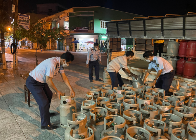 Tiền Giang: Phát hiện phương tiện vận chuyển 100 chai LPG chai có dấu hiệu không rõ nguồn gốc xuất xứ