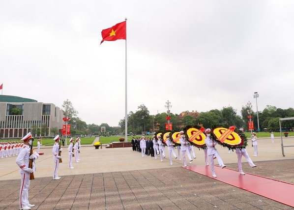 Lãnh đạo Đảng, Nhà nước viếng Chủ tịch Hồ Chí Minh nhân 47 năm Ngày thống nhất đất nước