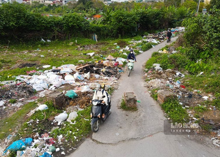 Ngộp thở vì "địa ngục rác" ở Hà Nội: Nhắc nhở còn bị chửi bới, dọa đánh