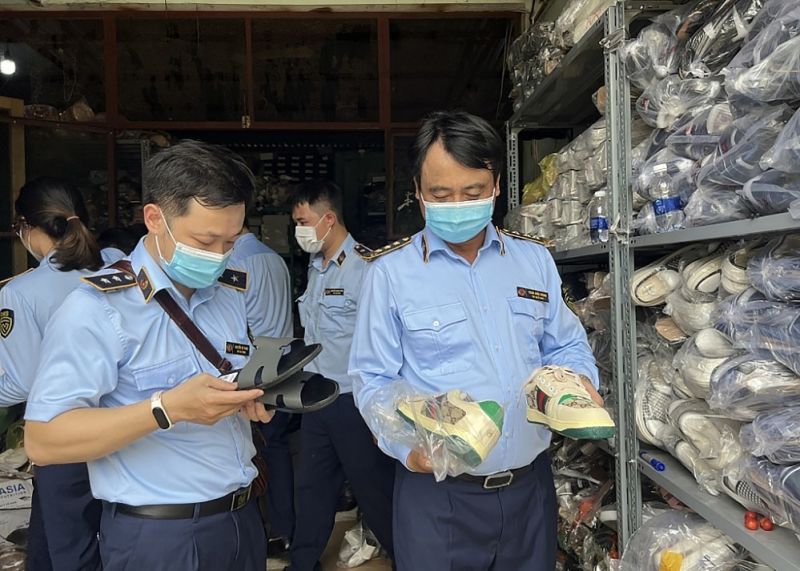 Những kho hàng giả, hàng nhái “khủng” của các tài khoản bán hàng qua mạng