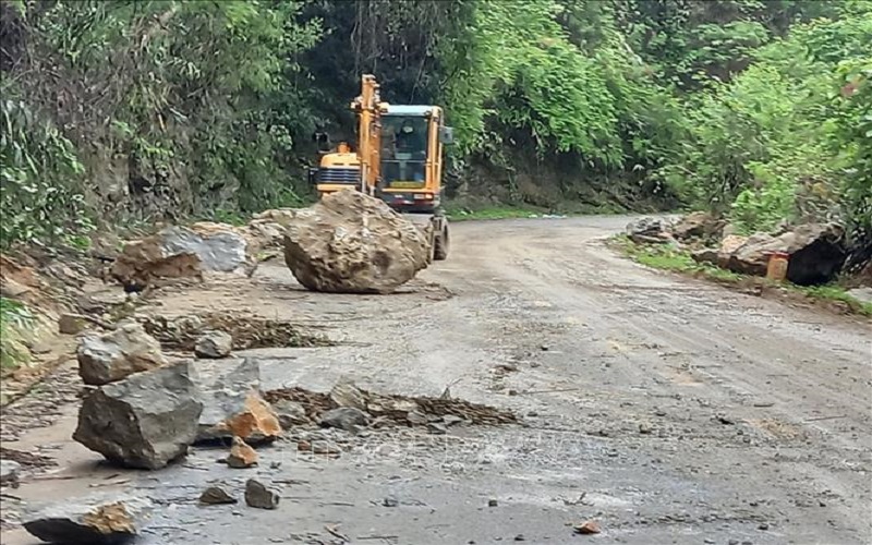 Sơn La: Đá lăn gây ách giao thông trên Quốc lộ 279D