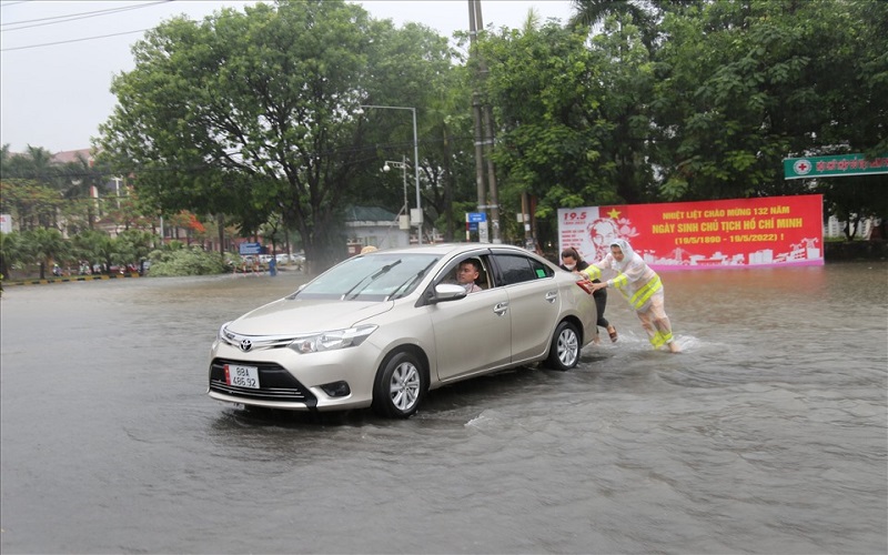 CSGT Vĩnh Phúc hỗ trợ người dân đi qua các đoạn đường bị ngập úng