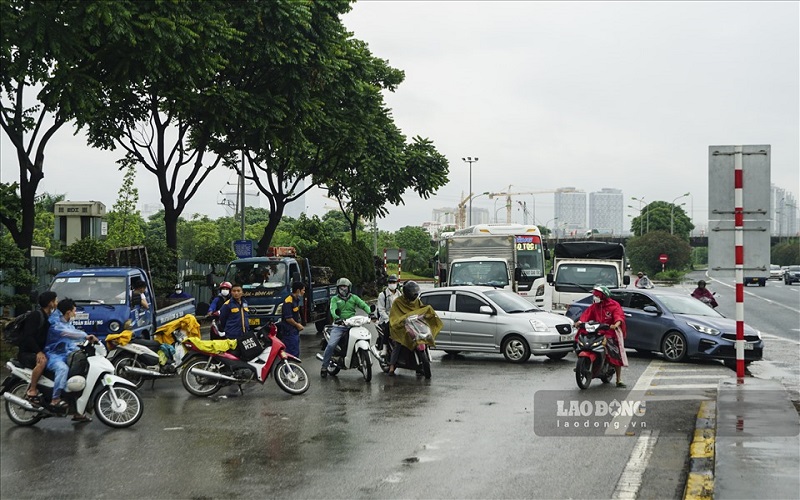 Đại lộ Thăng Long ngập sâu trong nước, phương tiện chết máy hàng loạt