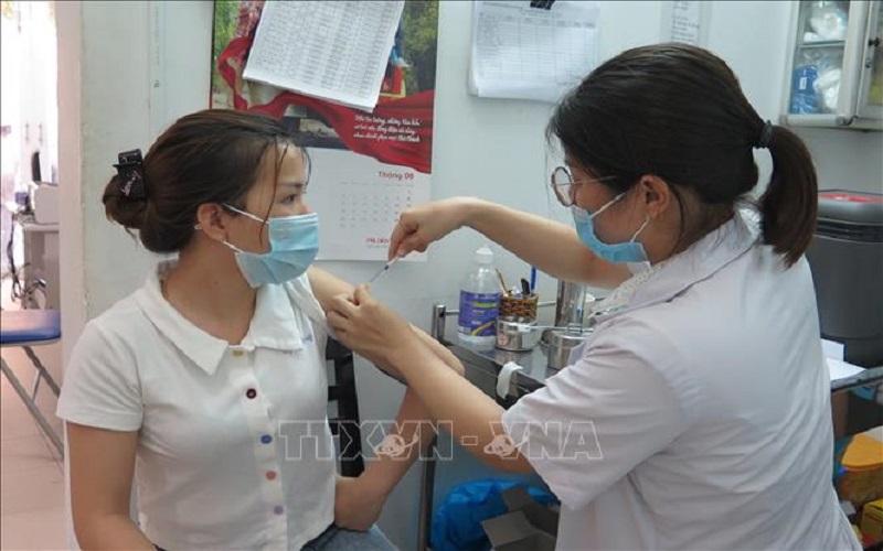 Rà soát, đẩy nhanh tiến độ tiêm vaccine phòng COVID-19 mũi 3 cho người từ 18 tuổi trở lên