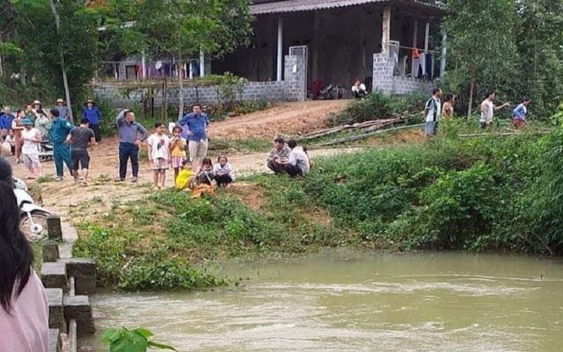 Hoà Bình: Trượt chân xuống ngầm, bé 5 tuổi mất tích