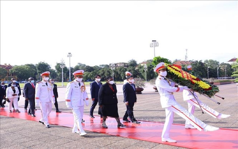 Chủ tịch Quốc hội Mozambique vào Lăng viếng Chủ tịch Hồ Chí Minh