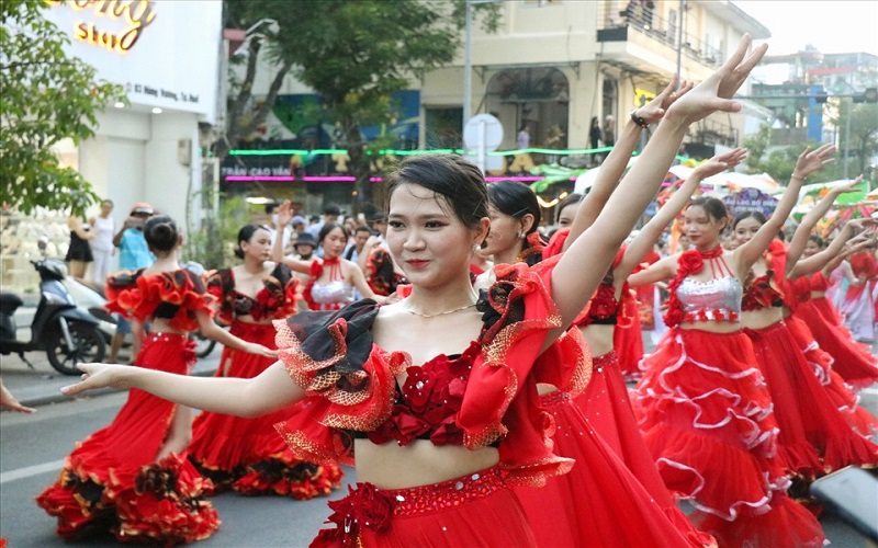 Đắm mình trong “Sắc màu văn hoá” rực rỡ Festival Huế 2022