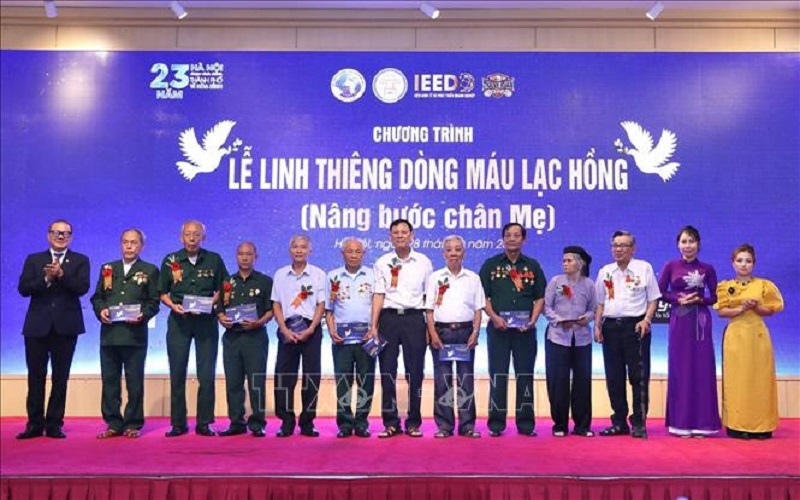 Xúc động Lễ Linh thiêng dòng máu Lạc Hồng 'Nâng bước chân Mẹ'