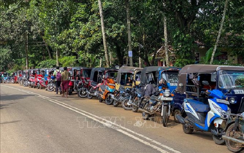 Sri Lanka ngừng bán nhiên liệu và đóng cửa một phần các dich vụ