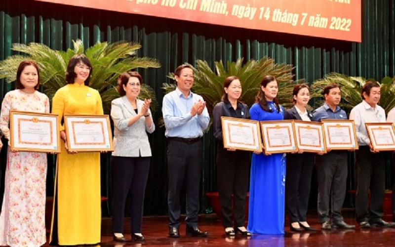 TP. Hồ Chí Minh tặng bằng khen cho tập thể và cá nhân có nhiều đóng góp trong phong trào hiến đất mở rộng hẻm