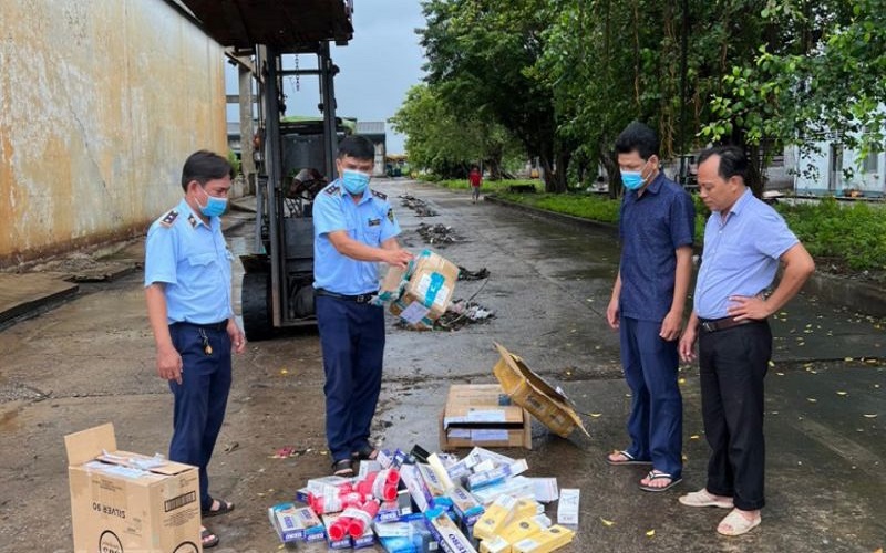 Tiêu hủy hàng trăm bao thuốc lá và sản phẩm khác vi phạm