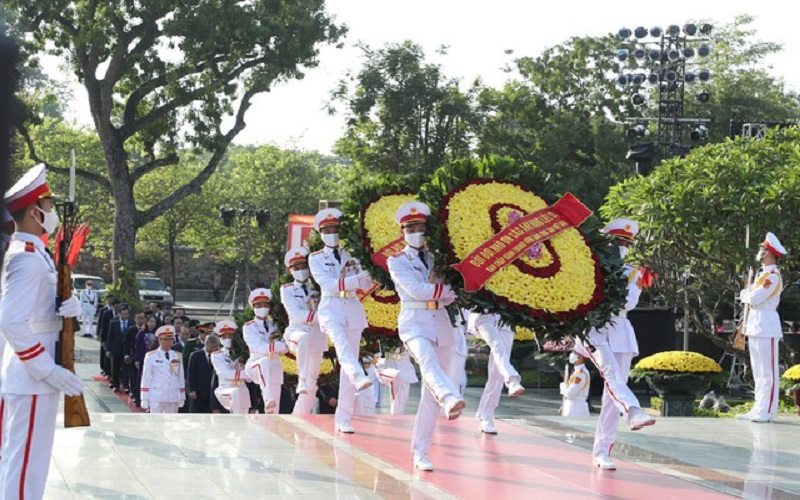 Chùm ảnh: Lãnh đạo Đảng, Nhà nước tưởng nhớ Chủ tịch Hồ Chí Minh và các Anh hùng liệt sĩ