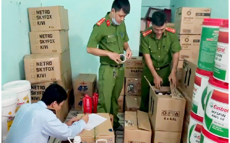 An Giang: Phát hiện lượng lớn dầu nhớt giả các thương hiệu nổi tiếng