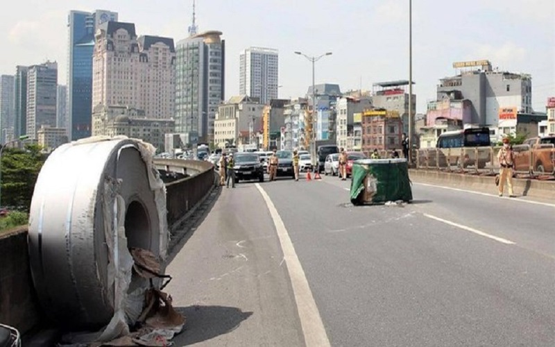 Siết an toàn vận chuyển hàng hóa sau vụ rơi thép cuộn