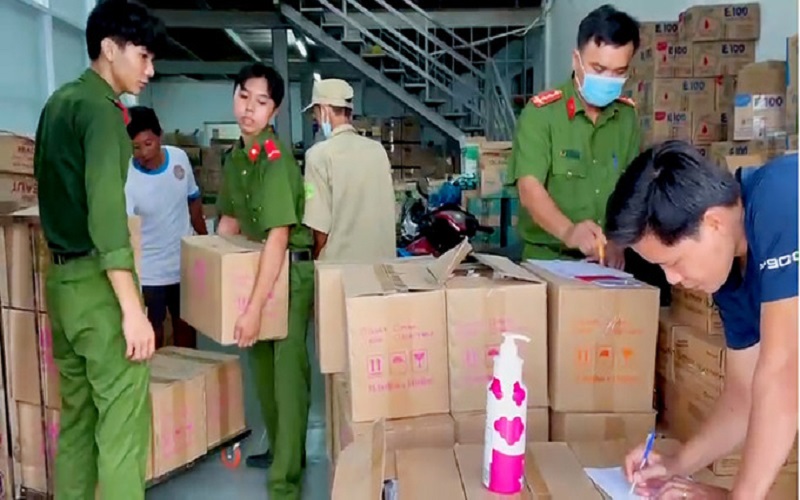 An Giang: Thu giữ hơn 1.300 chai sữa tắm, kem đánh răng không rõ nguồn gốc chuẩn bị bán ra thị trường