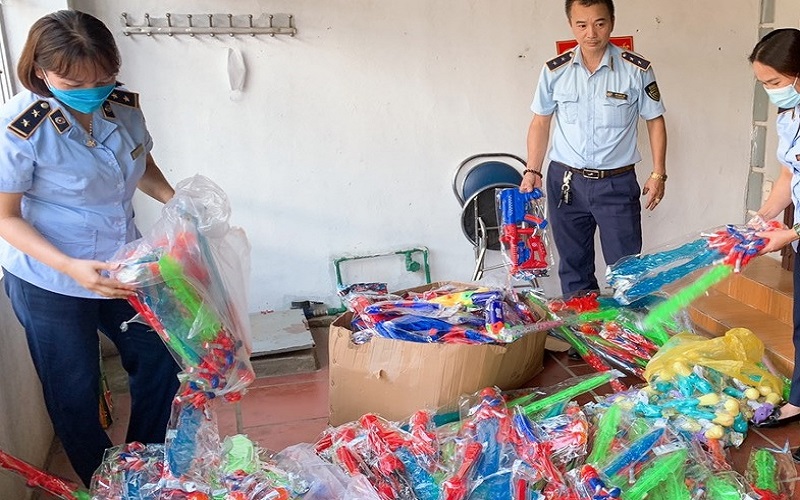 Lai Châu: Tịch thu hàng trăm sản phẩm đồ chơi trẻ em không rõ nguồn gốc xuất xứ