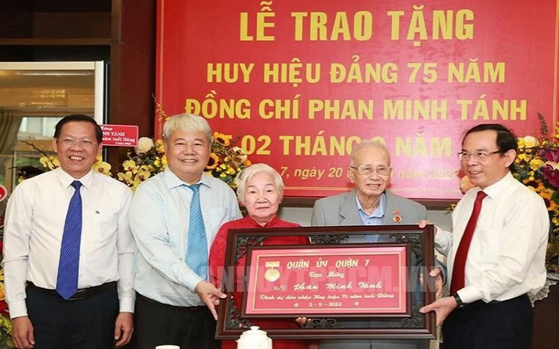 TP. Hồ Chí Minh trao Huy hiệu 75 năm tuổi Đảng cho nguyên Trưởng Ban Dân vận Trung ương Phan Minh Tánh