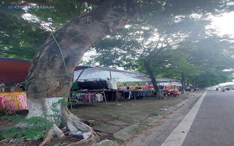 Hàng hóa không rõ nguồn gốc bày bán la liệt tại vỉa hè đường Phạm Văn Đồng, Hải Phòng