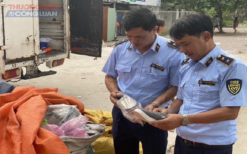 Lực lượng QLTT tuyên truyền hướng dẫn kinh doanh theo đúng quy định tại vỉa hè đường Phạm Văn Đồng, Hải Phòng