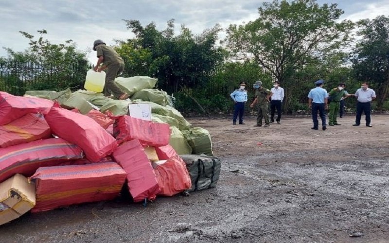 Tiêu hủy trên 130.000 bao thuốc lá điếu nhập lậu tại Long An