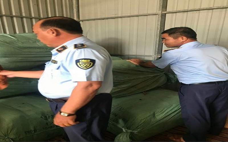 Long An tạm giữ trên 1.000 kg quần áo đã qua sử dụng nghi nhập lậu