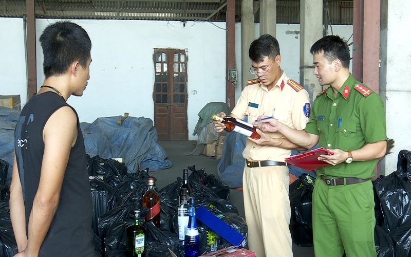 Công an tỉnh Ninh Bình tạm giữ hơn 2.000 chai rượu ngoại không có hoá đơn, chứng từ