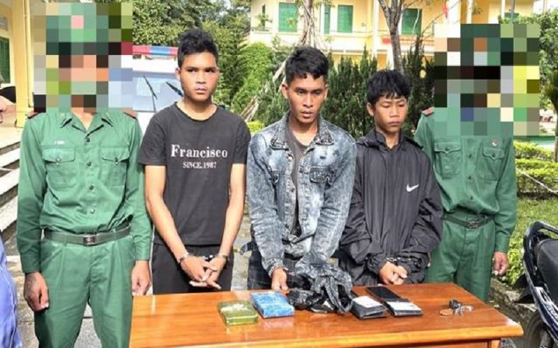 Bắt 03 đối tượng, thu giữ 02 bánh heroin ở vùng biên Kon Tum