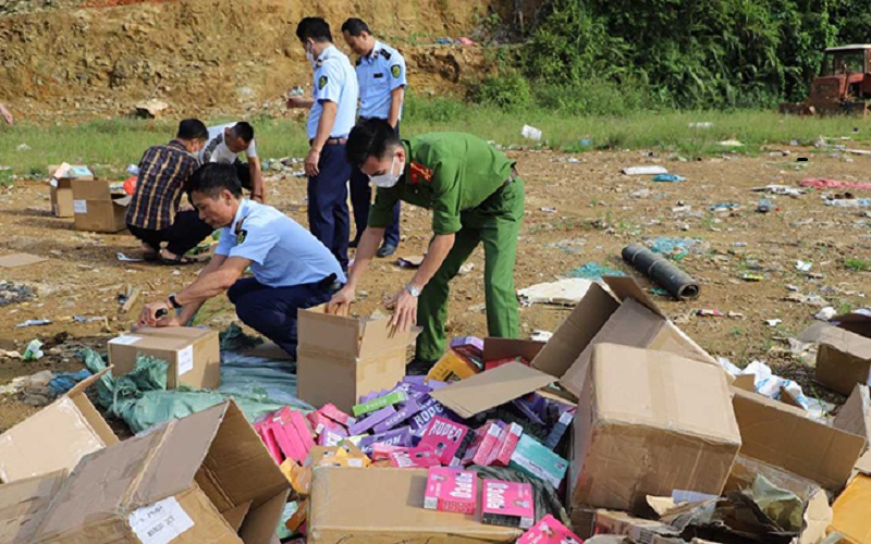 Cơ quan chức năng tỉnh Yên Bái tiêu hủy 5.280 điếu thuốc lá điện tử nhập lậu