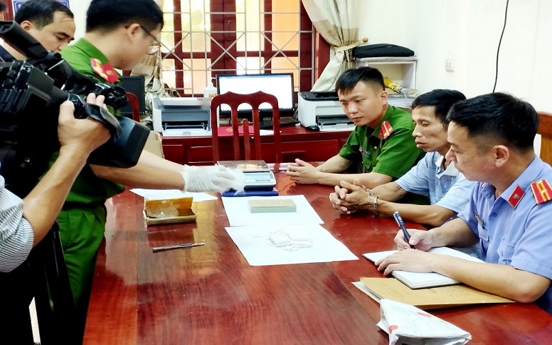 Nghệ An: Bắt đối tượng vận chuyển 2 bánh hêrôin