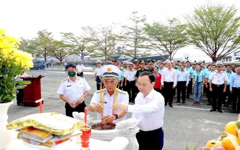 Đoàn công tác TP.HCM thăm cán bộ, chiến sĩ và nhân dân trên các đảo vùng biển Tây Nam
