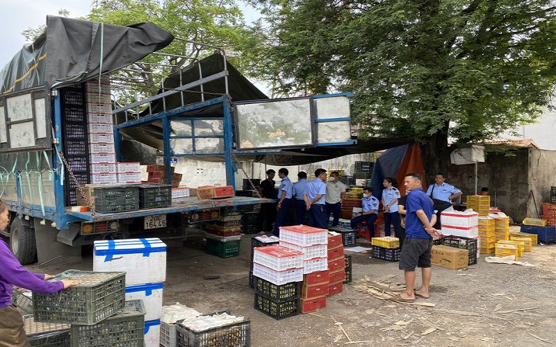 Quản lý thị trường Thái Nguyên thu giữ 292 kg trái cây tươi không rõ nguồn gốc xuất xứ