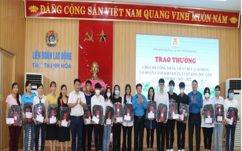 Thanh Hoá trao thưởng cho con công nhân, viên chức, lao động có hoàn cảnh khó khăn