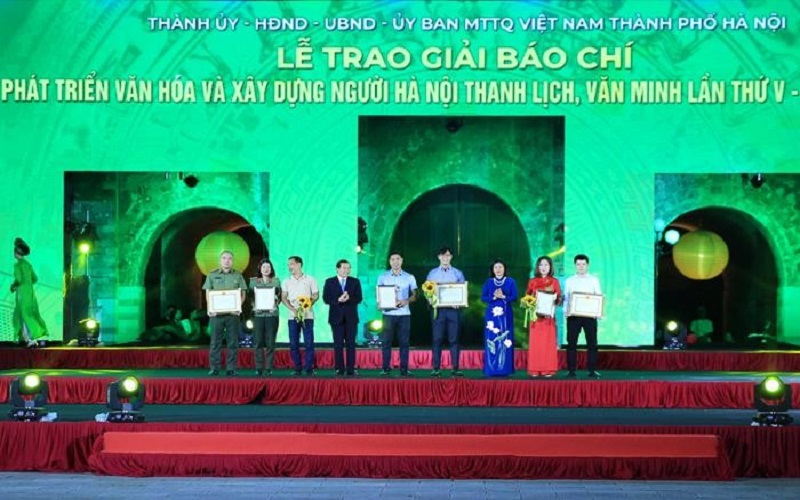 Trao Giải báo chí về phát triển văn hóa và xây dựng người Hà Nội thanh lịch, văn minh lần thứ V