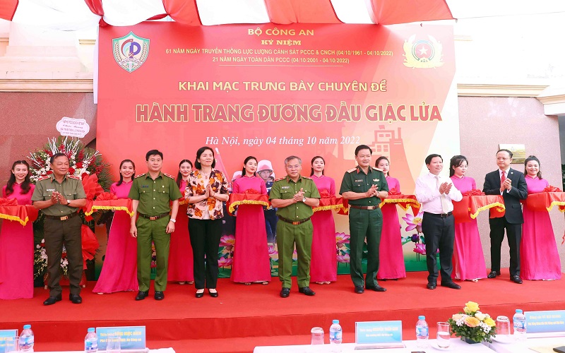Khai mạc triển lãm “Hành trang đương đầu giặc lửa”