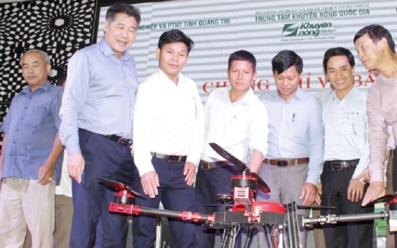 Quảng Trị nhận bàn giao 10 máy bay không người lái cho các tổ khuyến nông cộng đồng