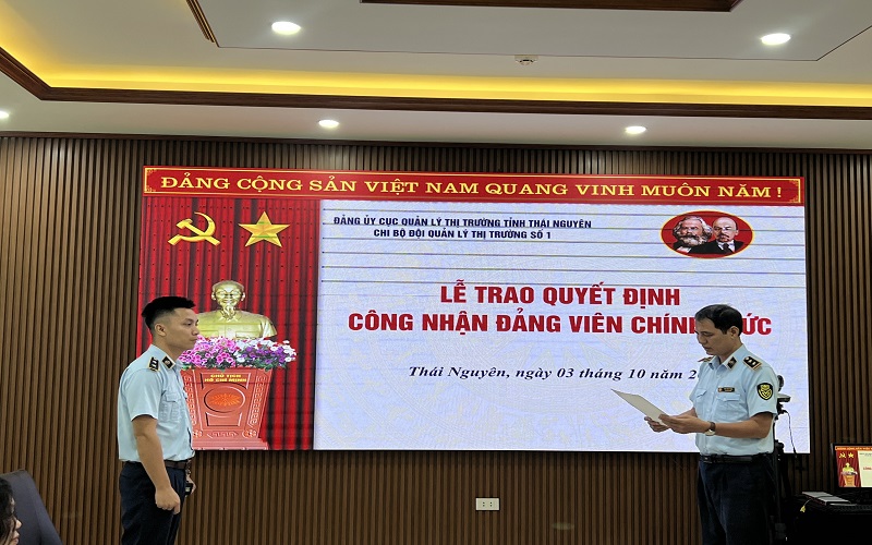 Thái Nguyên: Chi bộ Đội QLTT số 1 tổ chức Lễ trao Quyết định công nhận đảng viên chính thức