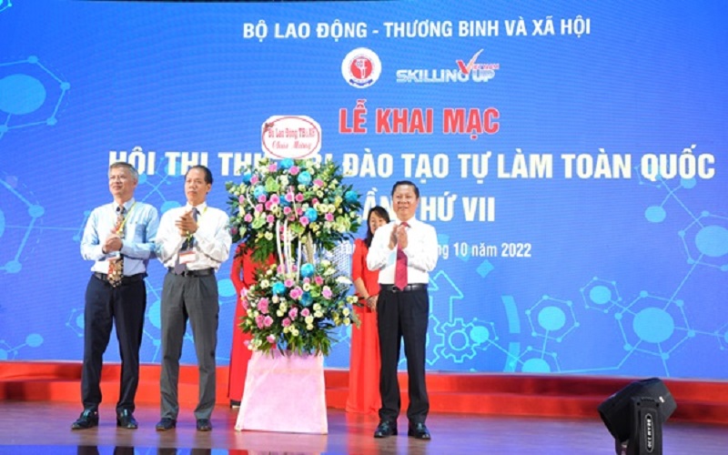 Thứ trưởng Lê Tấn Dũng: Không để thiết bị đào tạo đạt giải bị “đắp chiếu, trùm mền”