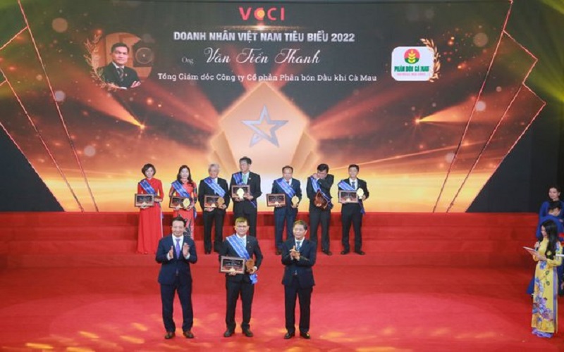 Tổng Giám đốc PVCFC Văn Tiến Thanh được vinh danh Doanh nhân tiêu biểu 2022