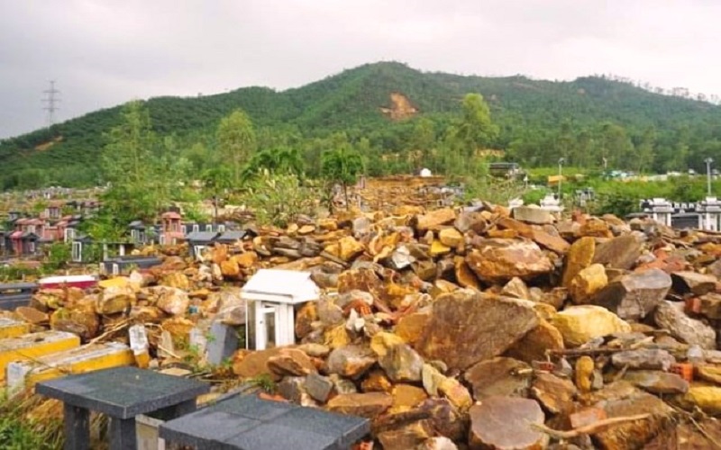 Hàng trăm ngôi mộ tại nghĩa trang Hòa Sơn tan hoang sau trận mưa lịch sử