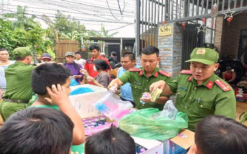 Đà Nẵng ấm tình người sau trận mưa bão lịch sử