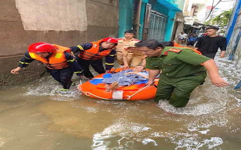 Công an Đà Nẵng “trắng đêm” dầm mình giữa dòng lũ lớn cứu giúp người dân