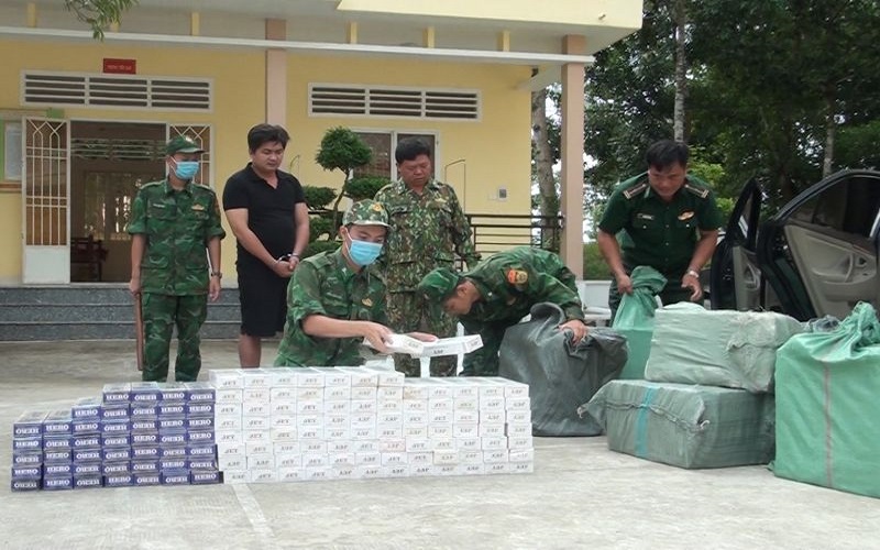 Đấu tranh thành công chuyên án, bắt đối tượng vận chuyển hàng cấm, thu giữ 12.000 gói thuốc lá ngoại nhập lậu