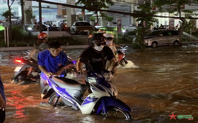 Cần Thơ: Màu áo xanh tình nguyện giữa những ngày triều cường dâng cao