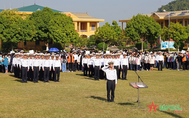 Một ngày trải nghiệm cùng bộ đội Hải quân của học sinh Trường THCS Hoàng Mai