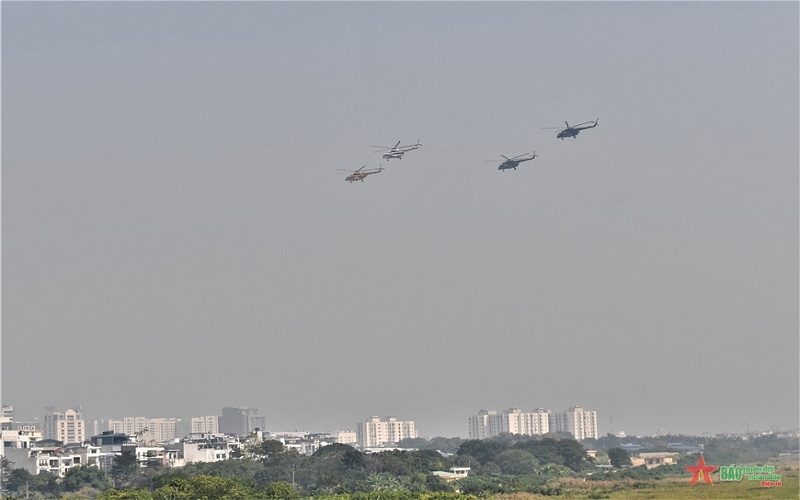 Máy bay chiến đấu Su-30MK2 và trực thăng Mi hợp luyện trên bầu trời Thủ đô Hà Nội